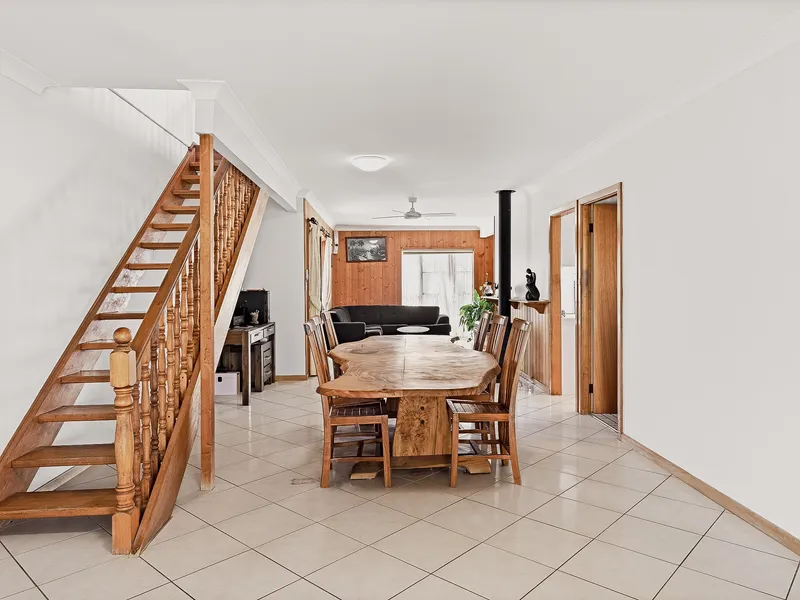 Large family home - Plus side & rear lane access