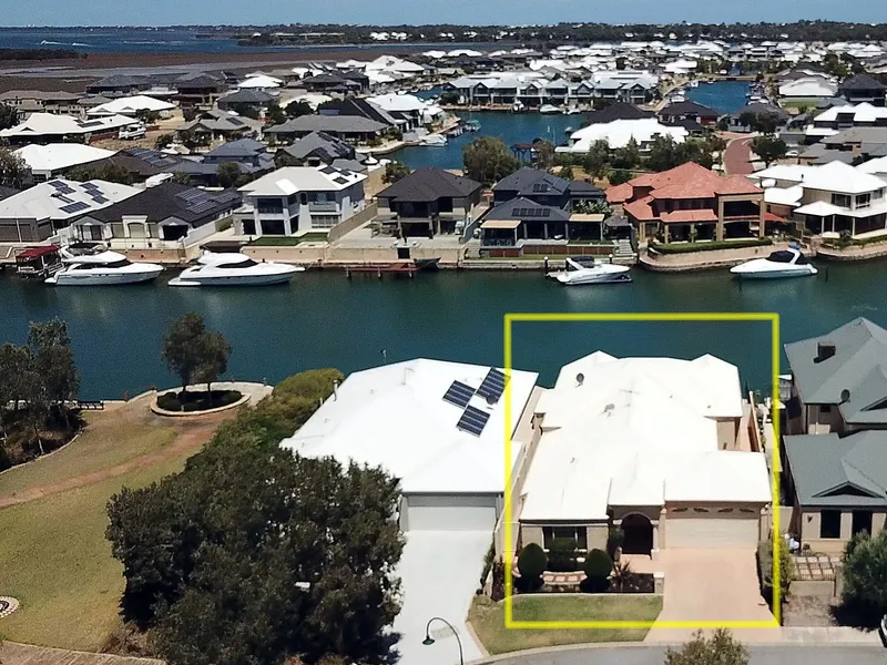 SPACIOUS CANAL LIFESTYLE HOME IN MARINERS COVE ESTATE - FIRST TIME ON THE MARKET - SOUGHT AFTER AND CONVENIENT LOCATION
