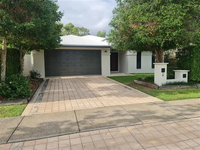 EXECUTIVE AND MODERN 4 BEDROOM HOME + POOL