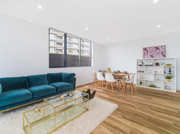 Sought-after gorgeous three bedroom apartment Fully Furnished! 