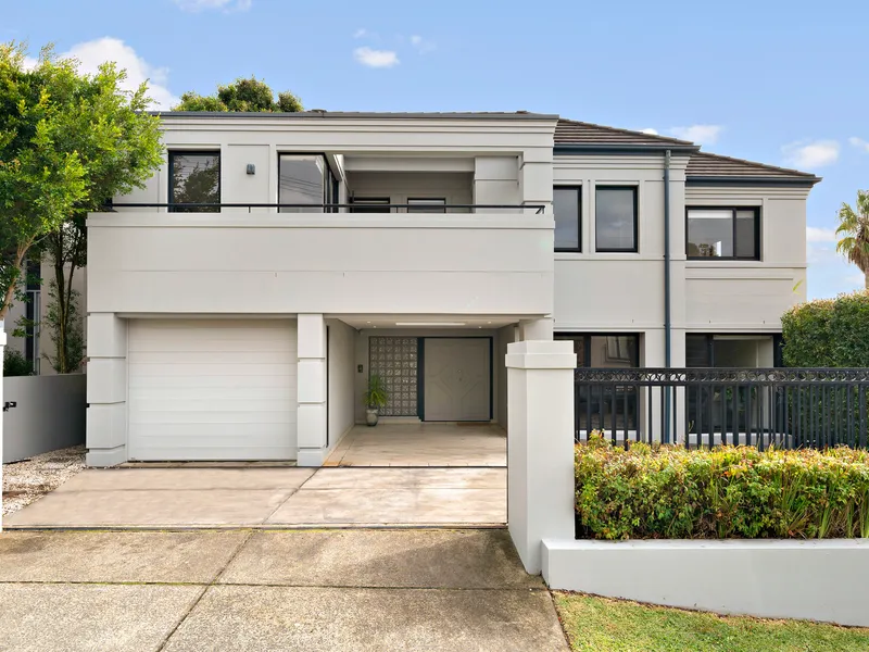 Beautifully Presented Family Home In A Desirable Blakehurst Location