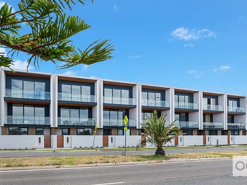 LUXURY LIVING - TORRENS TITLE - PRIVATE LIFT - SPECTACULAR HILLS AND SEA VIEWS