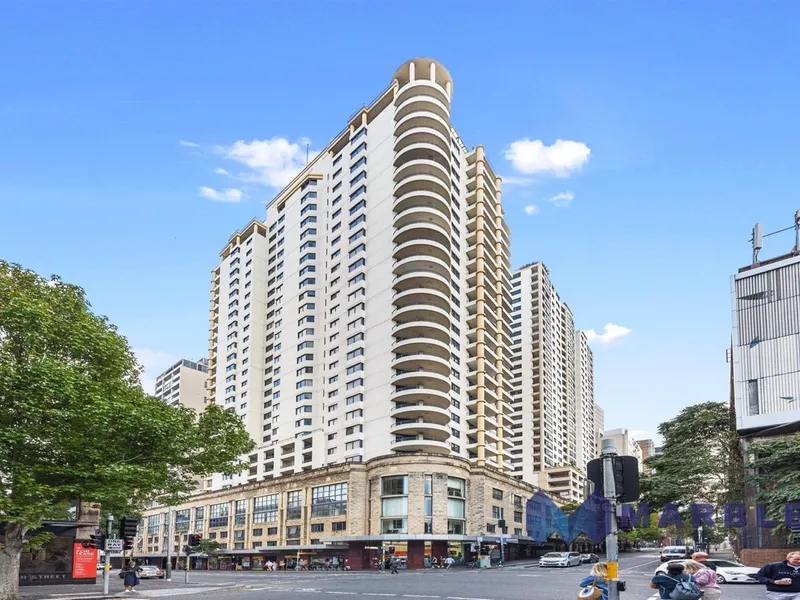 Prime Location 2 Bedroom with Sunroom and Onsite Facilities