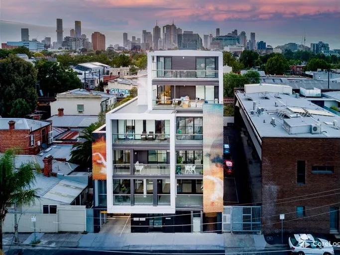 Light-filled Richmond unit for singles & investors.