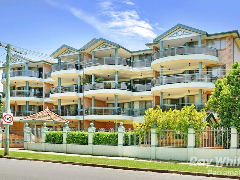 BEAUTIFULLY PRESENTED 3 BEDROOM UNIT