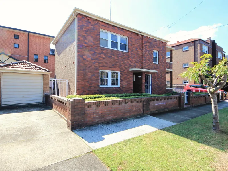 SPACIOUS TWO BEDROOM UNIT WITH PRIVATE COURTYARD