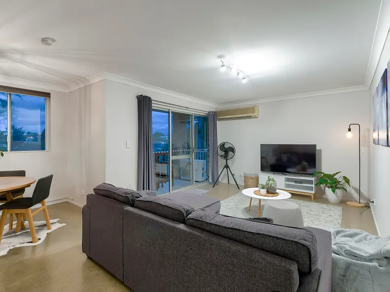 Spacious newly renovated apartment in a boutique block of 10