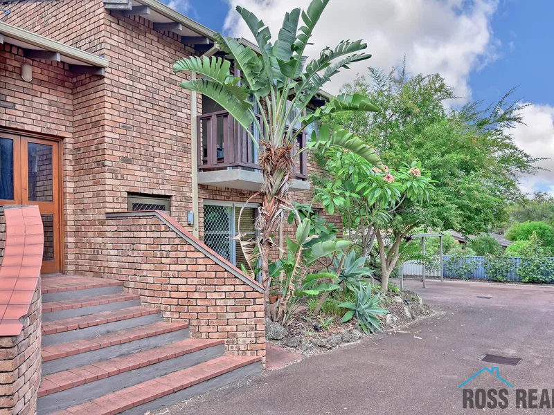 SPACIOUS VILLA - GOLF COURSE PRECINCT & PRICED TO SELL!