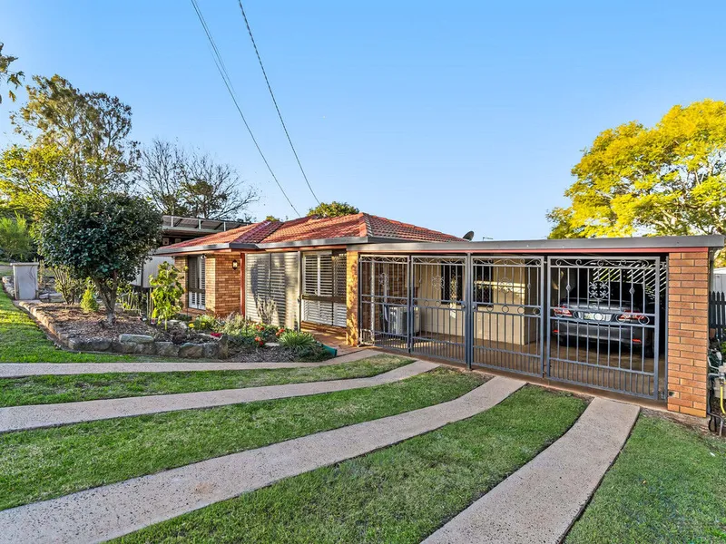 CHARMING HOME ON PEACEFUL NO THROUGH ROAD