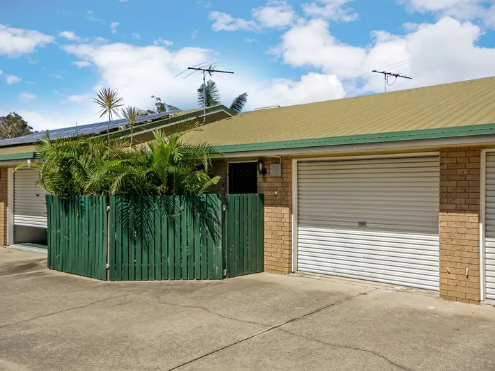 Walk to the Dolphins Mall