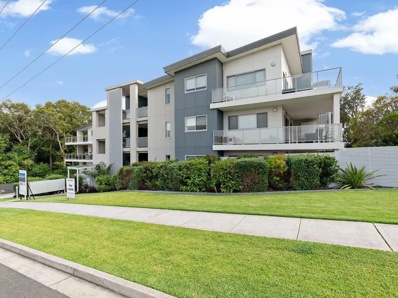 Modern Apartment with Courtyard