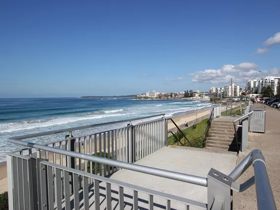 New floors, fresh paint lovely single bedroom apartment.  Great location within walking distance to the beautiful beaches of Cronulla. 