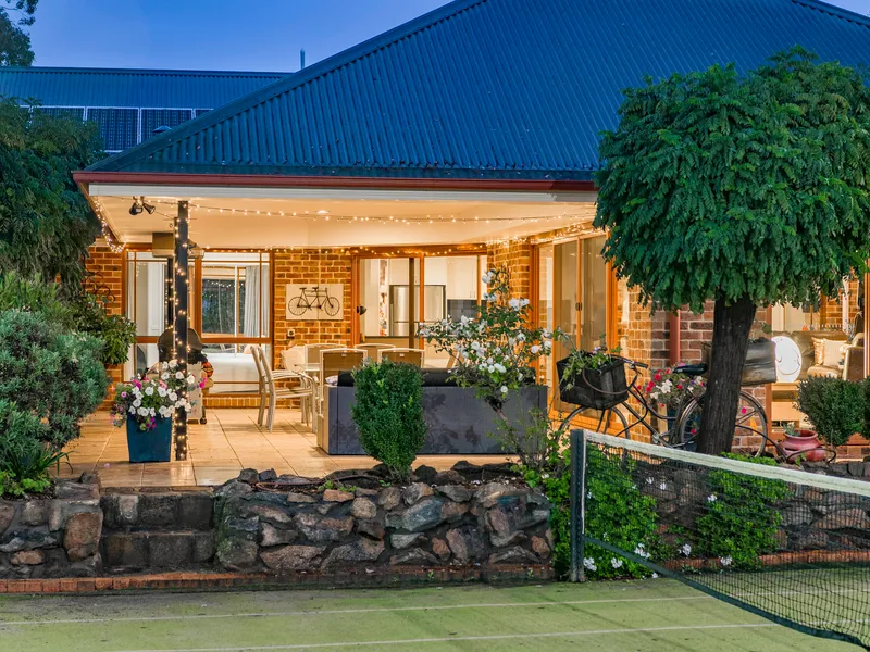 LARGE FAMILY HOME | BUSH SETTING | CITY LIVING