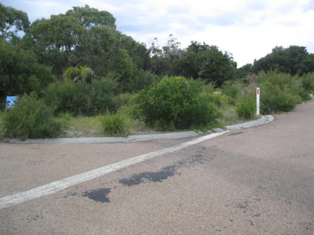 Lovely Flat Corner Block, Short Walk To The Beach.