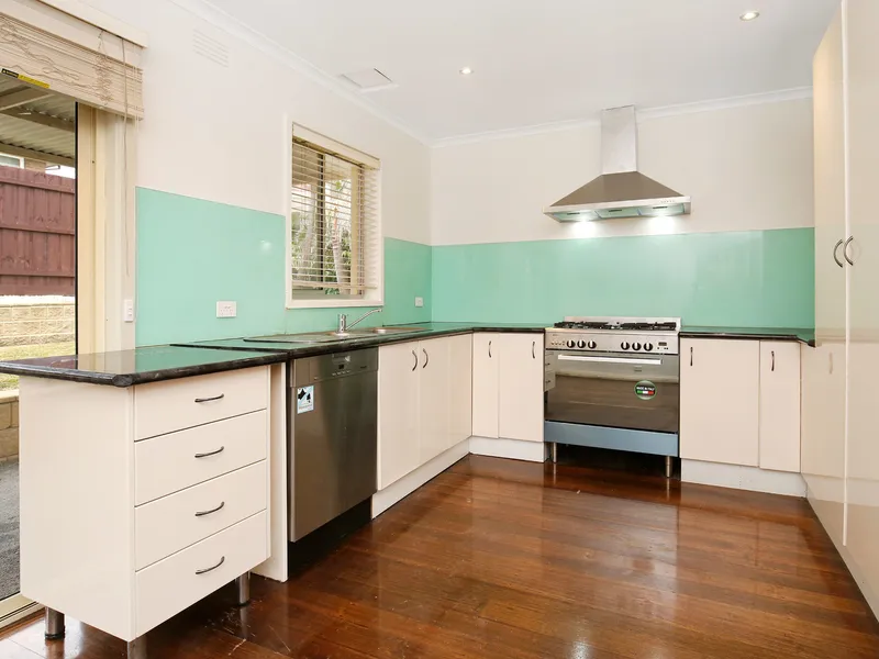 SPACIOUS FAMILY HOME CLOSE TO WATSONIA NORTH PRIMARY SCHOOL !!