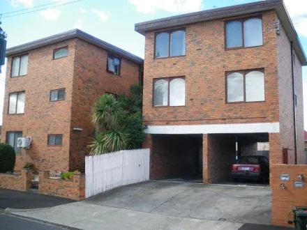 Large 2 bedroom flat in great location!!