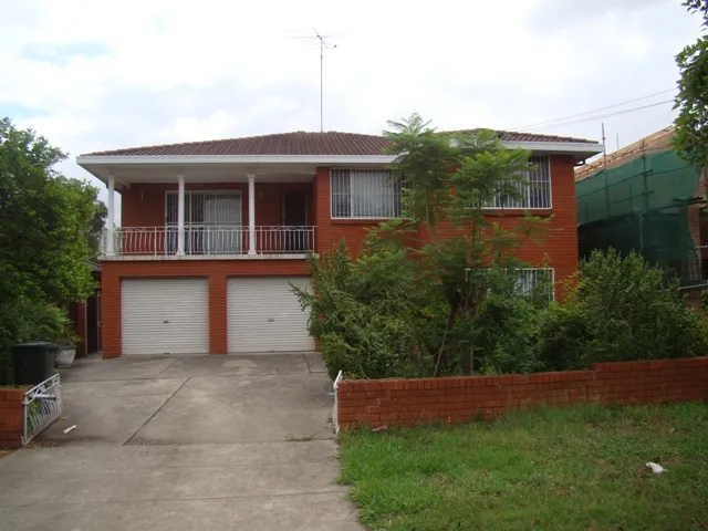 6 BEDROOMS & 3 BATHROOMS