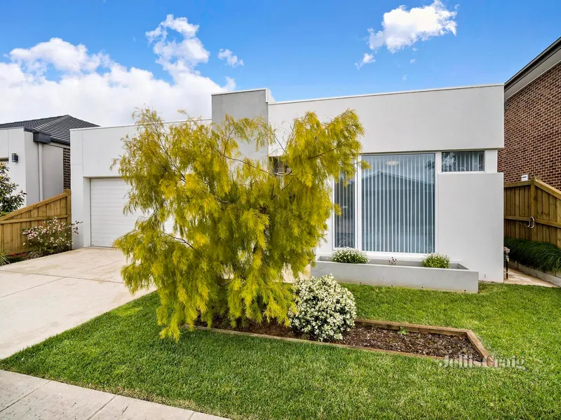 Sophisticated and low maintenance living in Insignia!
