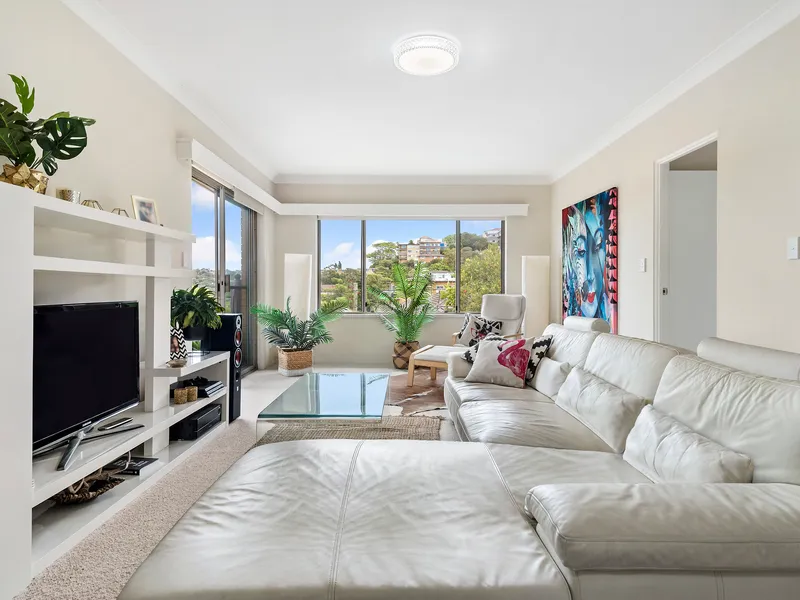 Oversized top floor apartment with harbour cameos 