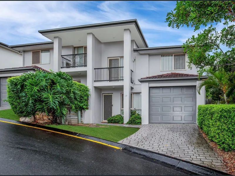 25 Lang Street,Sunnybank Hills - Delux Townhouse with Views close to Transportation