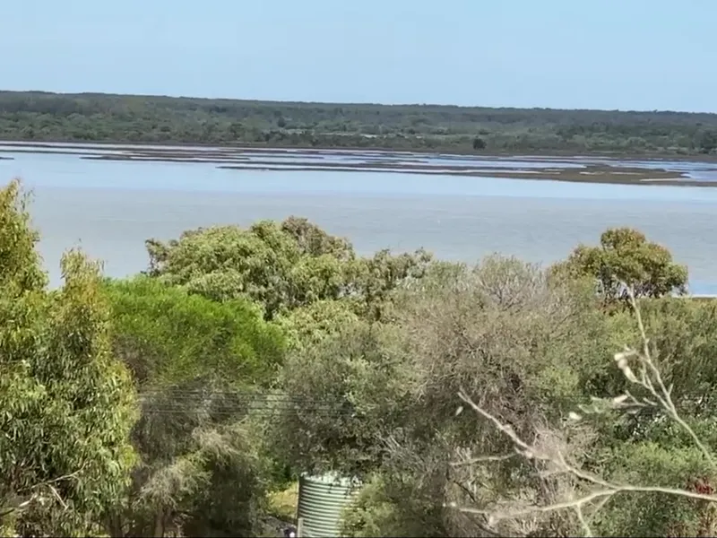 Quiet court location, stunning views