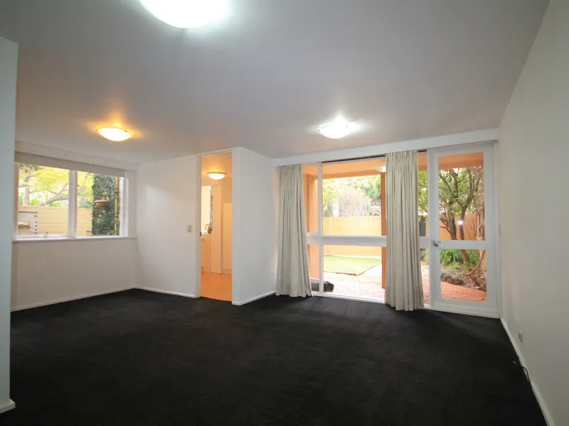 Spacious Apartment with 2 Courtyards