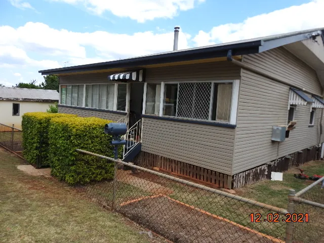 Large home walking distance to the shops - Please Apply VIA our website - freemanestates.com.au