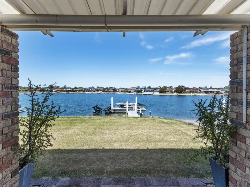 5-Bed Waterfront in Yamba: Private Jetty & Stunning Views
