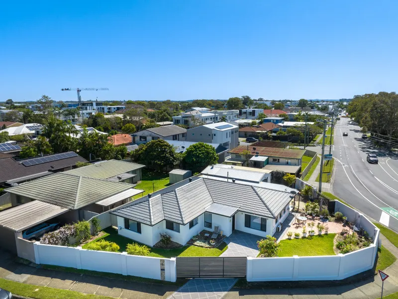 SINGLE-LEVEL PRIVATE OASIS