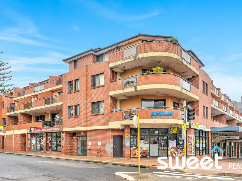 Split Level | 2 Balconies I 300m to the Plaza and Station