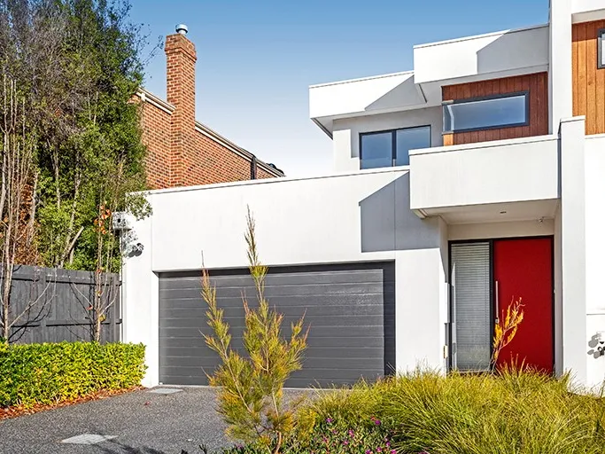 Please contact Molly Rogerson to arrange an inspection; sandringhampm2@hodges.com.au