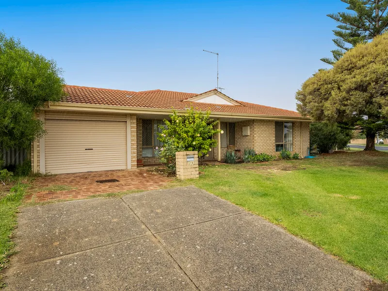 Minutes from Foreshore - Call Darren 0427 989 454