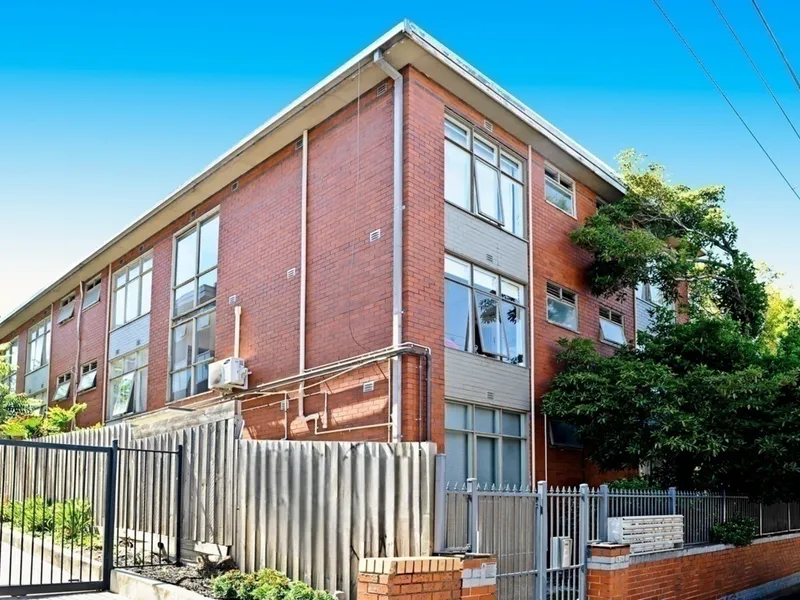 Top-Floor Tranquility: Studio Gem in Prime St Kilda Location