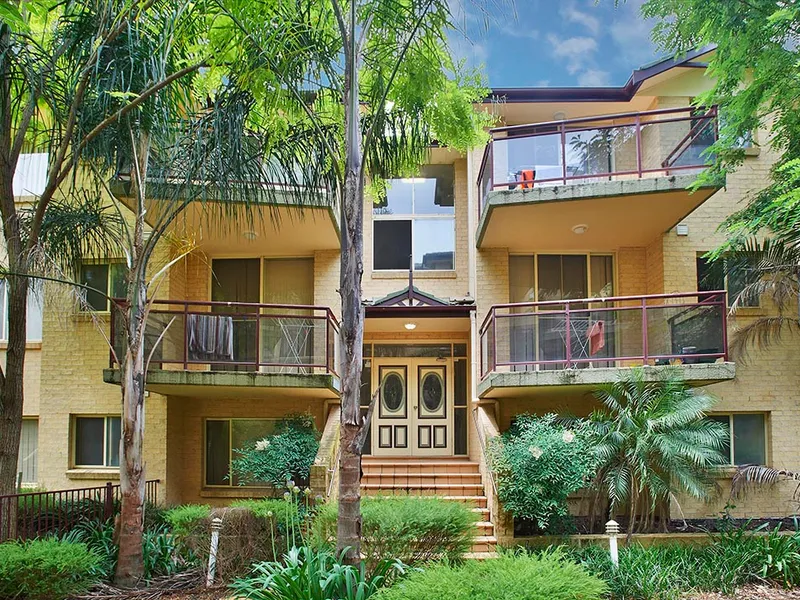 2 Bedroom Unit with timber flooring & Air Conditioner