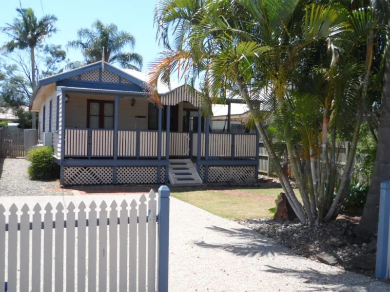 CHARACTER COTTAGE, HANDY TO SHOPS AND FORESHORE!