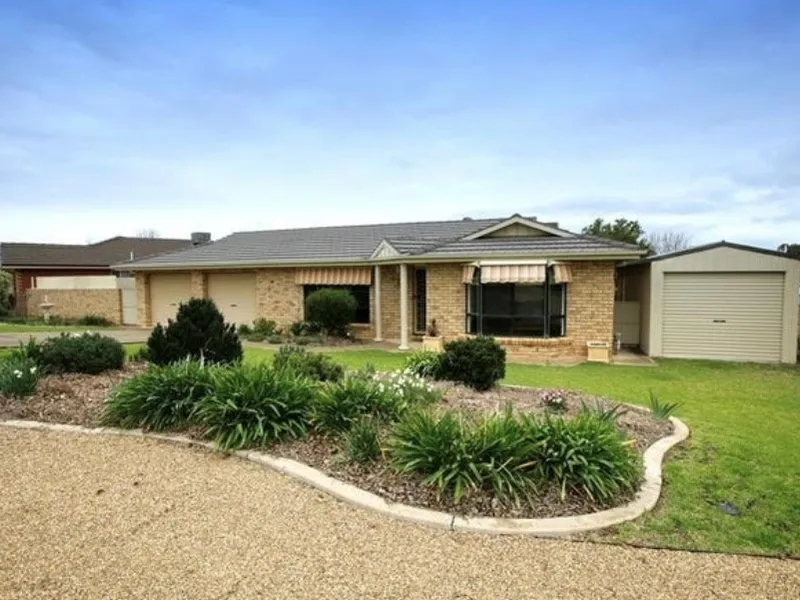 EXCELLENT FAMILY HOME IN QUIET STREET