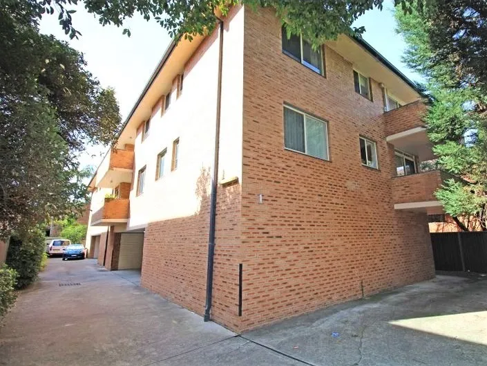 SPACIOUS 2 BEDROOM APARTMENT WITH FLOORBOARDS INSTALLED & SPLIT AIR CONDITIONER