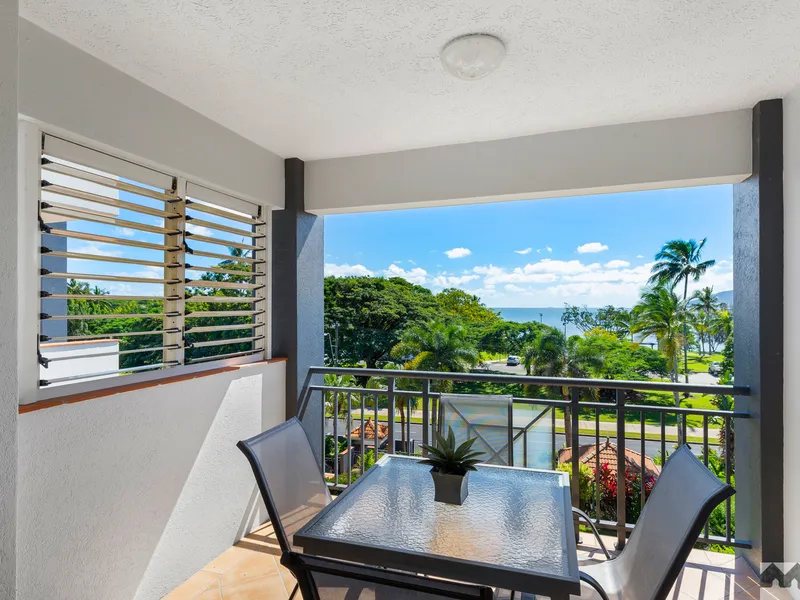 UPPER FLOOR, ESPLANADE FACING APARTMENT WITH STUNNING OCEAN VIEWS