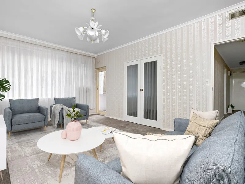 SPACIOUS 2 BED PLUS STUDY - FULL OF NATURAL LIGHT