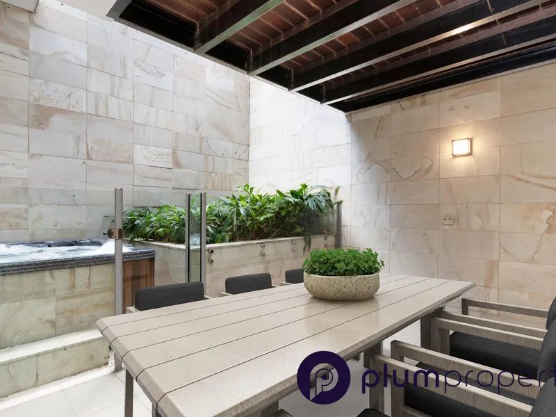 Townhouse living in stylish executive apartment!