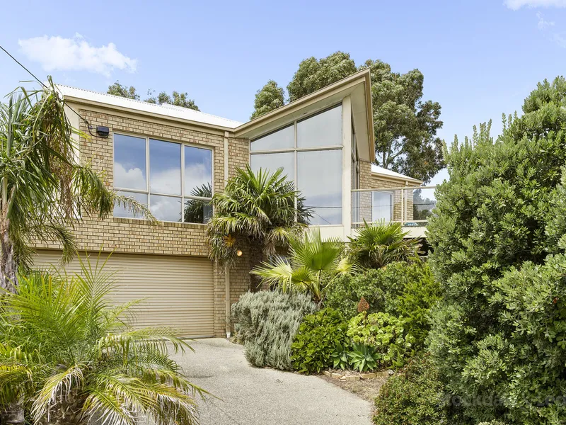 SUBTROPICAL COASTAL HAVEN! VIEWS TO SWAN BAY!