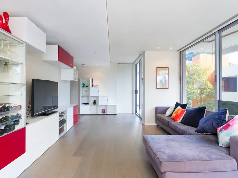 3 BEDROOM, 2 BATHROOM, 1 UNDERCOVER CAR SPACE + BIG BALCONY & GREAT BUILDING!