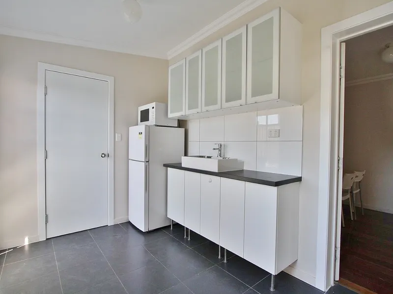 Location - City Views - Partly Furnished - Water and Hot Water Included