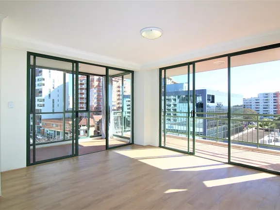 Top-floor renovated 3-bedroom apartment with floorboard