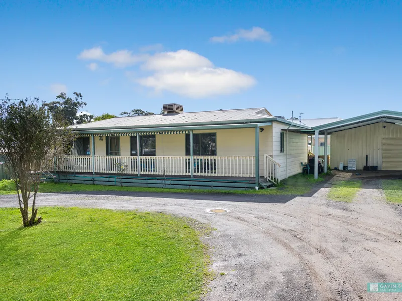 Family home on an 1,107m2 block ideal for the tradie