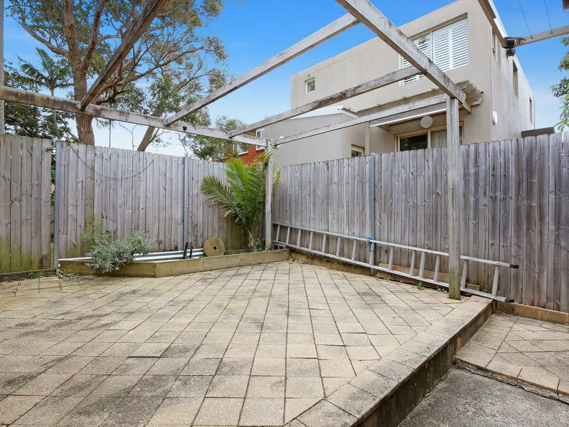 Pet Friendly 2 Bedroom + Sunroom with Garden