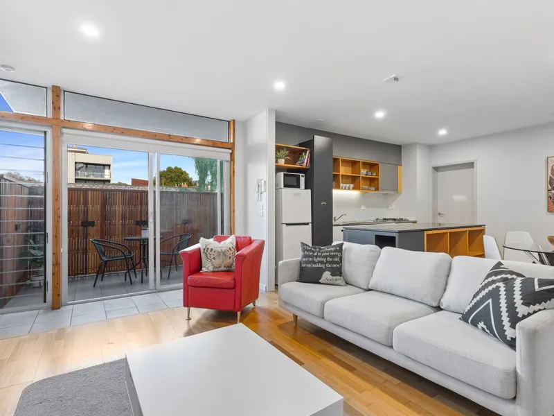 Modern 2-Bed Apartment Near St Kilda Beach - SHORT TERM LEASES AVAILABLE