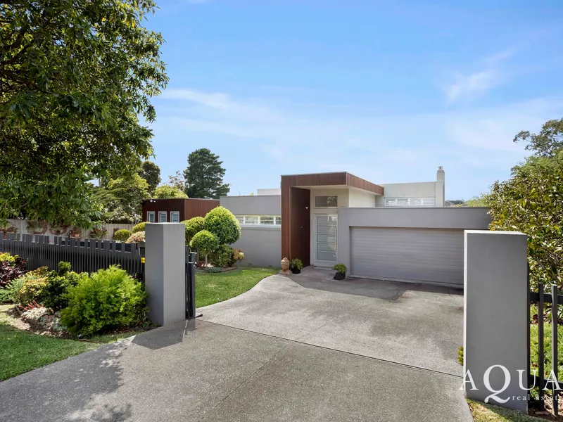 ~ Private Paradise in steps to Toorak College, Village & Beach on the Golden Mile ~