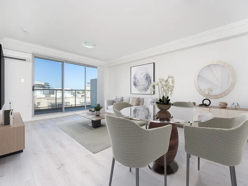 NORTH FACING, TOP FLOOR THREE BEDROOM APARTMENT PLUS STUDY