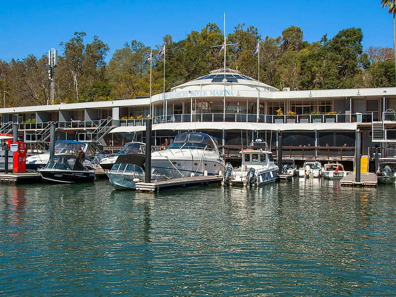 WATERFRONT APARTMENT WITH A SUNNY NORTHERLY ASPECT